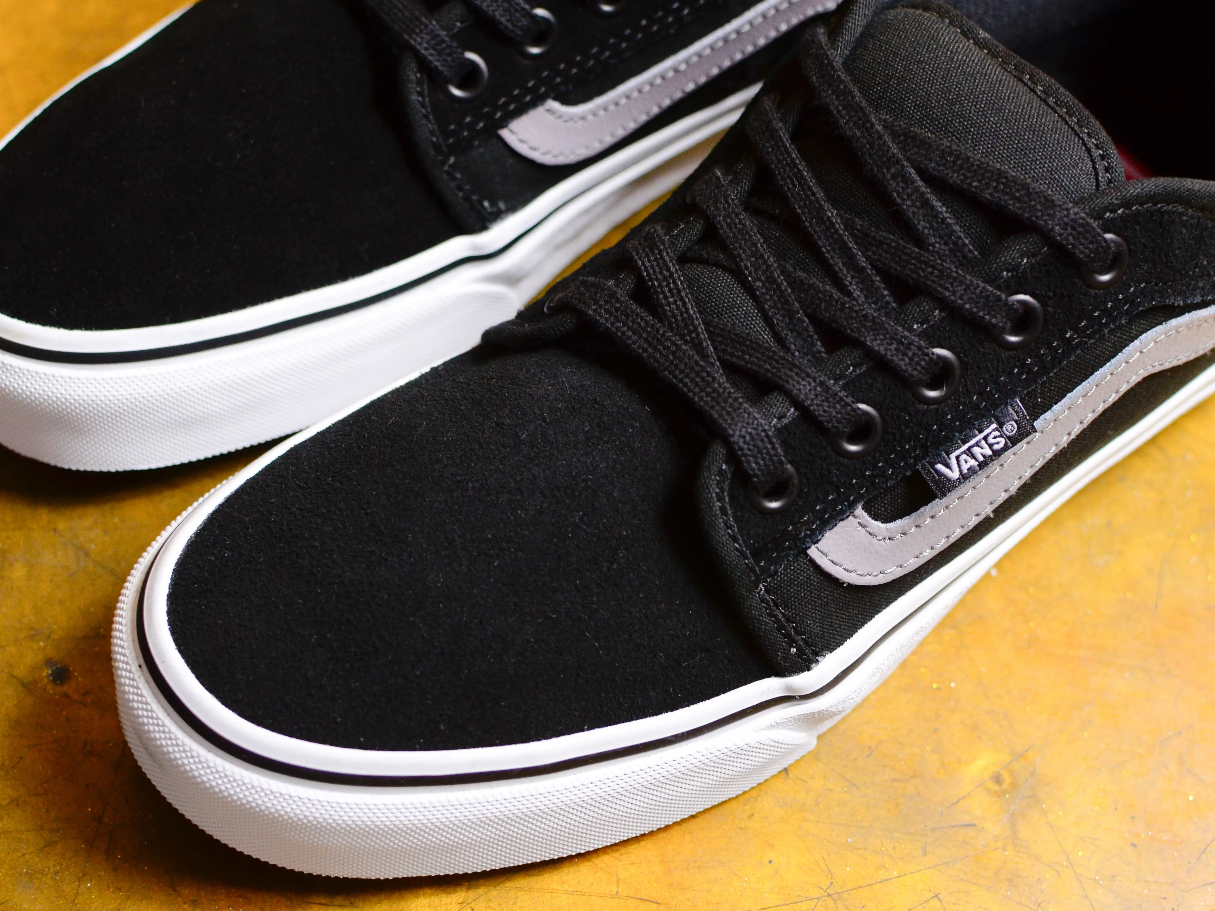 Skate Chukka Low Sidestripe - Black / Grey / White