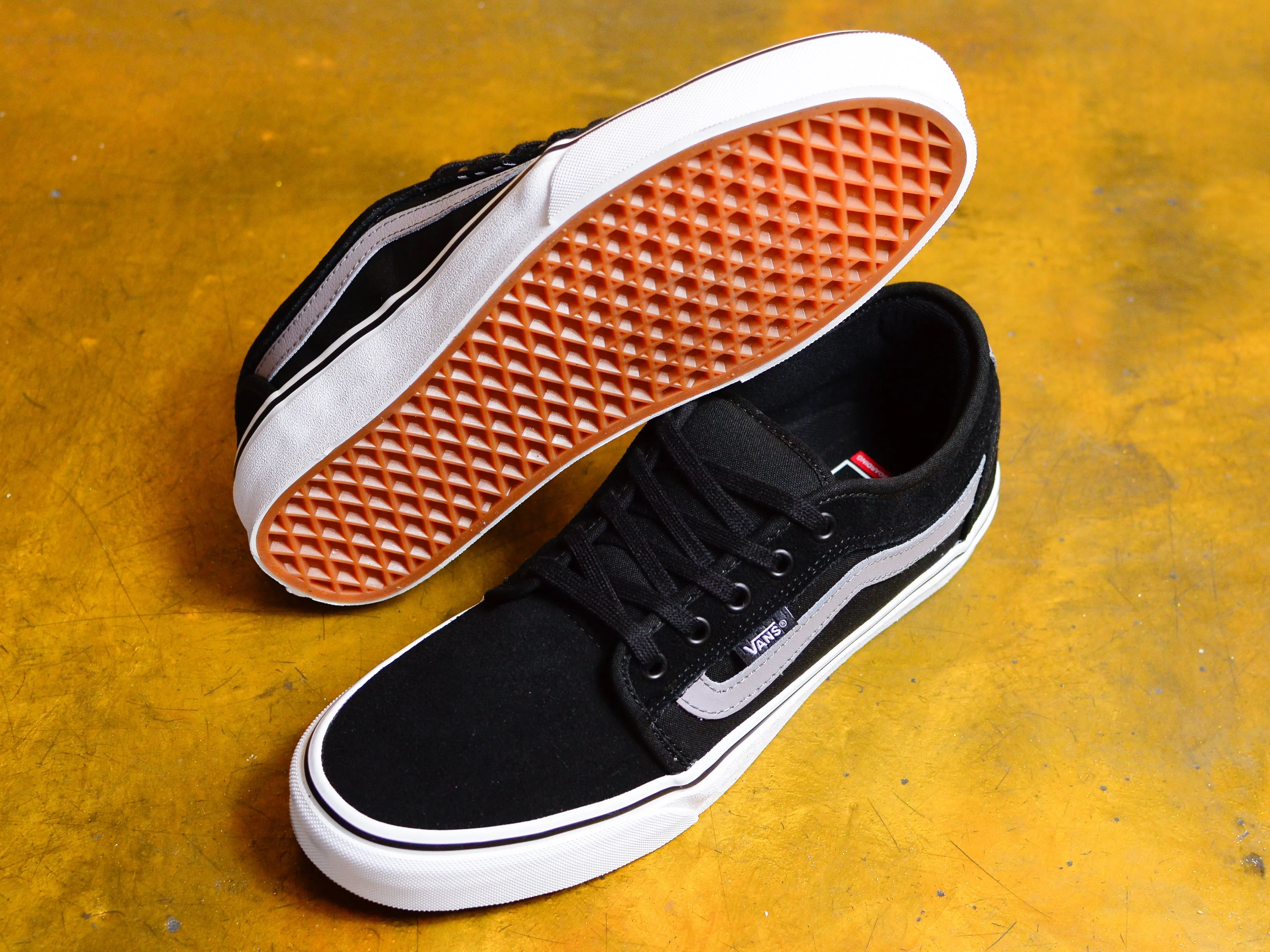 Skate Chukka Low Sidestripe - Black / Grey / White